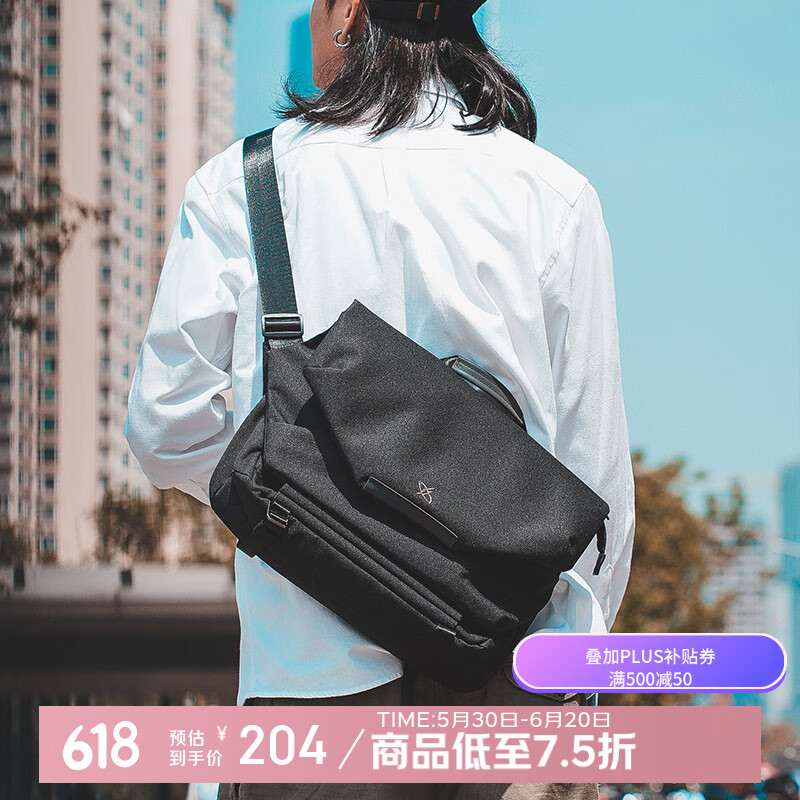 光影行星 斜挎單肩包男機能郵差潮牌旅行休閑大容量通勤手提個性簡約 黑色-中號-適用于13-14英寸