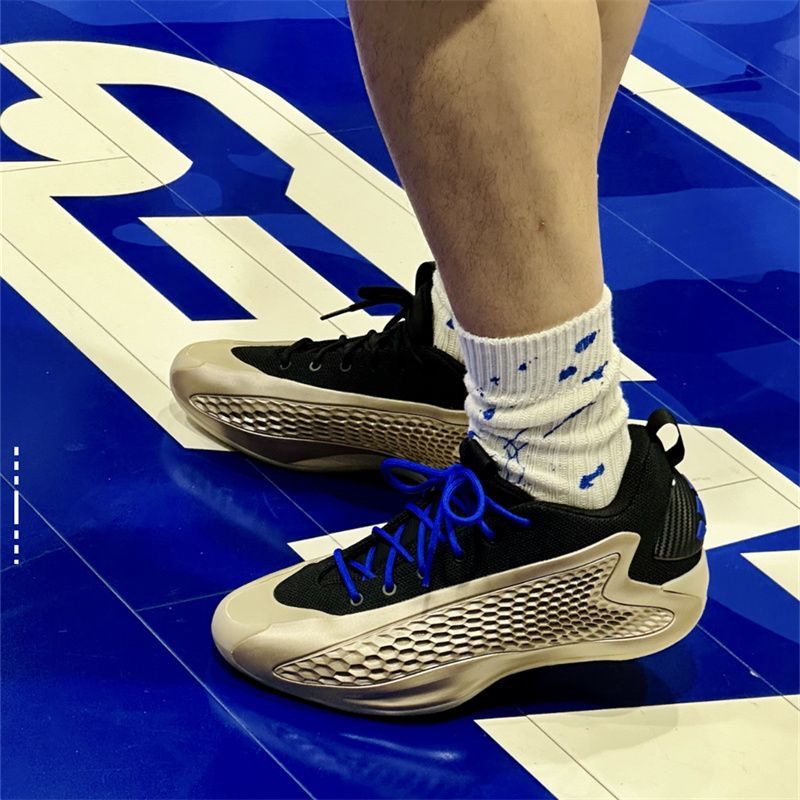 adidas 阿迪達(dá)斯 男款籃球鞋 JQ6133
