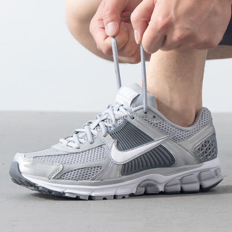 NIKE 耐克 Zoom Vomero 男子跑鞋 FJ4151-003