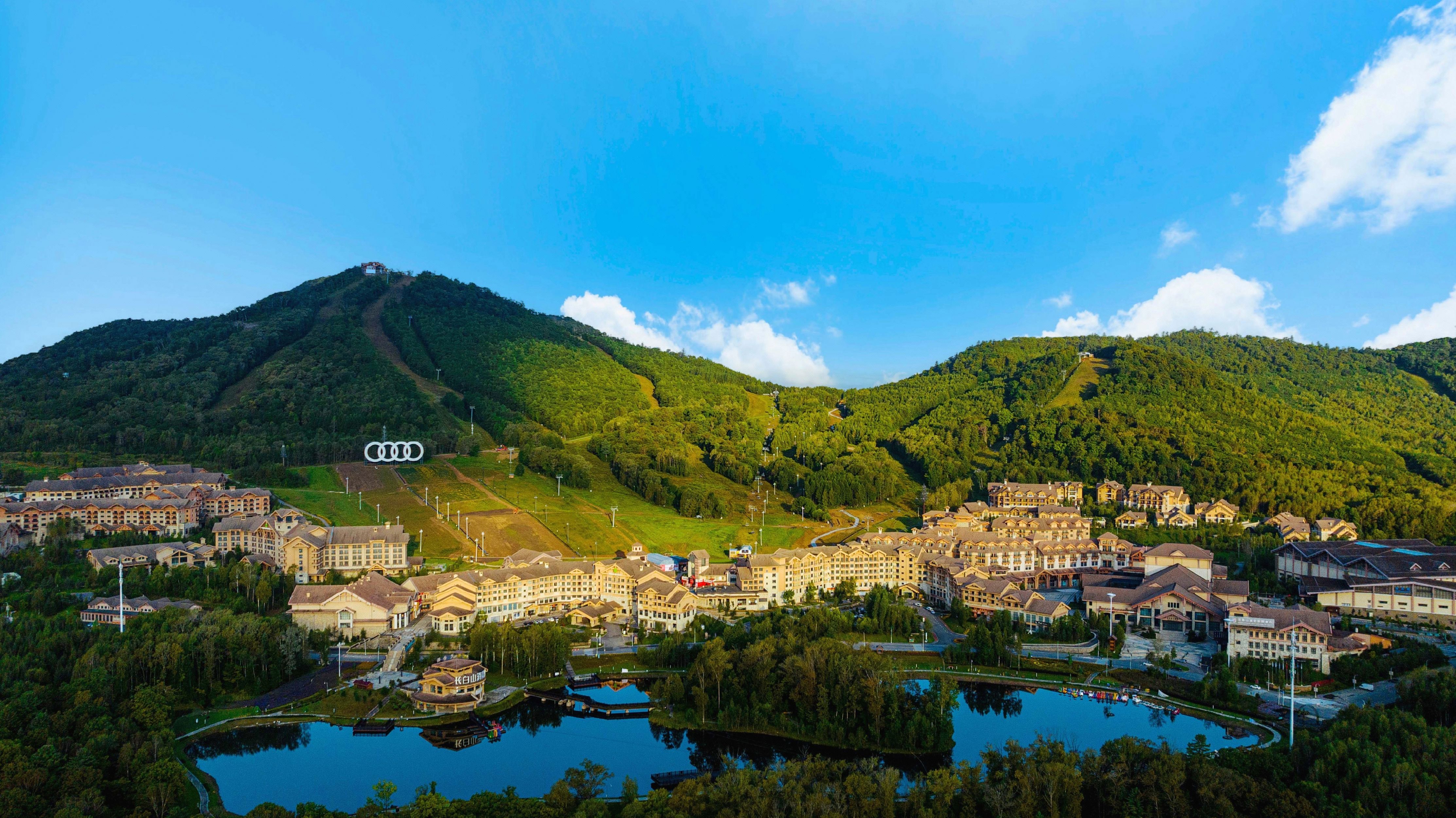 喜來(lái)登 長(zhǎng)白山萬(wàn)達(dá)喜來(lái)登度假酒店2晚+機(jī)場(chǎng)接送+西景區(qū)集散中心接送+2大1小漢拿山溫泉+水樂(lè)園+2大1小哇酷湖上項(xiàng)目三項(xiàng)（...