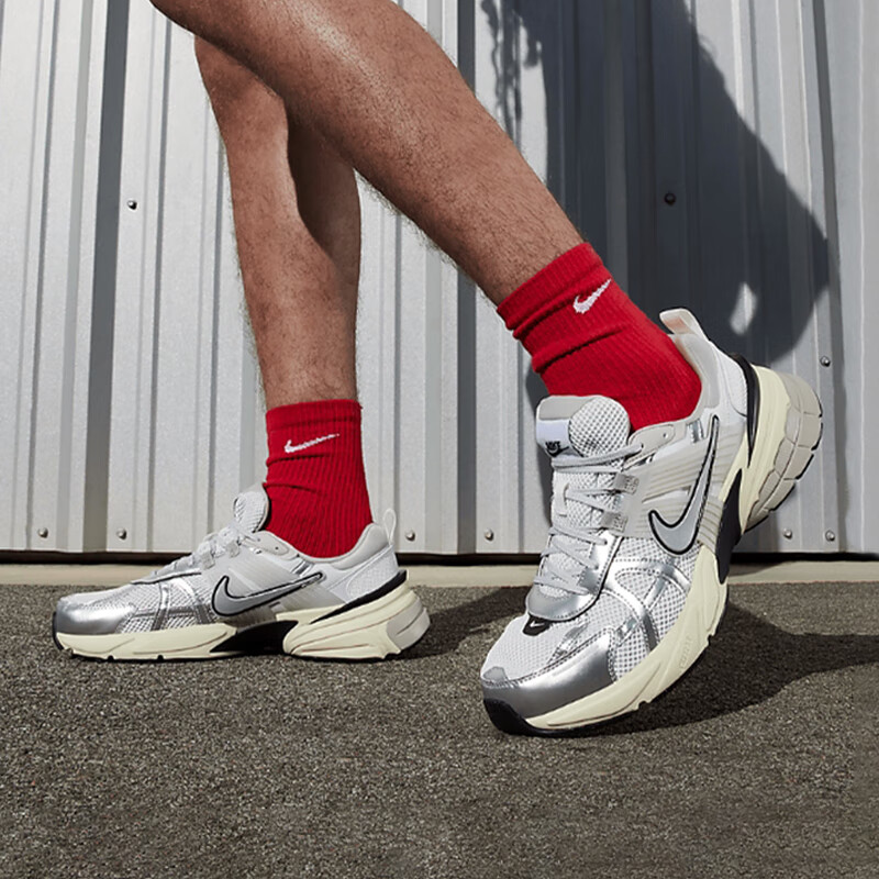 NIKE 耐克 男鞋夏季V2K RUN運動跑步鞋HJ4497-100