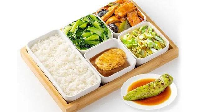 美團 超意興·千葉豆腐+十三香辣椒+炸雞蛋+清炒油菜+卷心菜+米飯